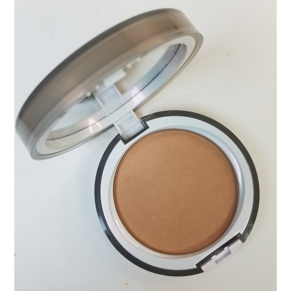 Melt Cosmetics Medium Glazed Skin Sheer Finishing Powder - Picture 1 of 3